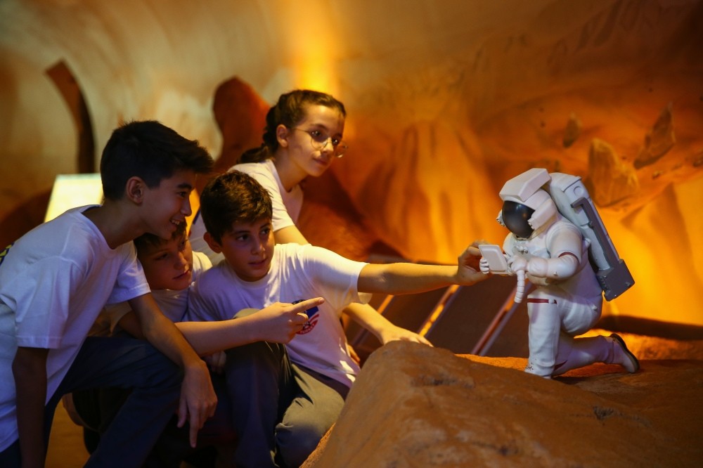 Children learn about a future Mars colony.