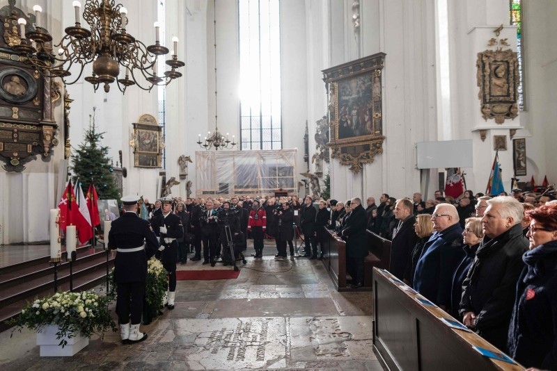 President of the European Council Donald Tusk and his wife Malgorzata, former polish president Lech Walesa, his wife Danuta Walesa, former polish president Aleksander Kwasnieswski and his wife Jolanta Kwasniewska attend funeral ceremony (AFP Photo)