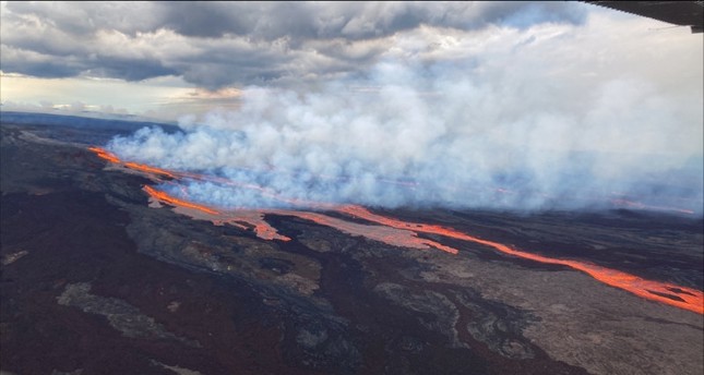 بركان ماونا لوا في ولاية هاواي الأمريكية، الذي يعتبر أكبر بركان نشط في العالم، يثور للمرة الأولى منذ 38 عاماً AFP