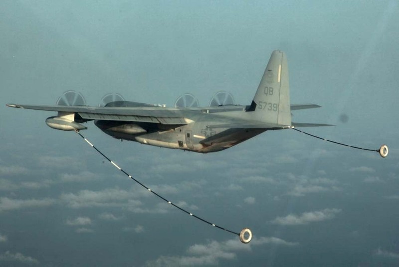 A KC-130 Hercules with Marine Medium Helicopter Squadron 364 (Rein.), 15th Marine Expeditionary Unit, prepares to refuel a CH-53E Super Stallion during training in the U.S. 5th Fleet area of responsibility, March 14, 2013. (REUTERS Photo)