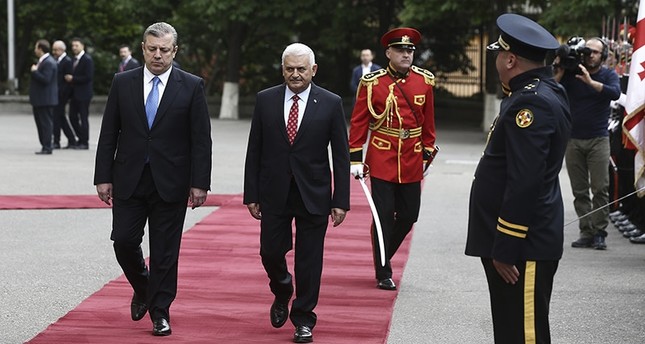 رئيس وزراء جورجيا جيورجي كفيركاشفيلي أثناء استقبال نظيره التركي بن علي يلدريم  الأناضول