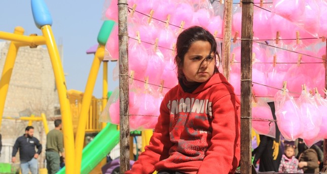 فتاة سورية تعمل لتعيش أهلها في الشمال السوري الأناضول