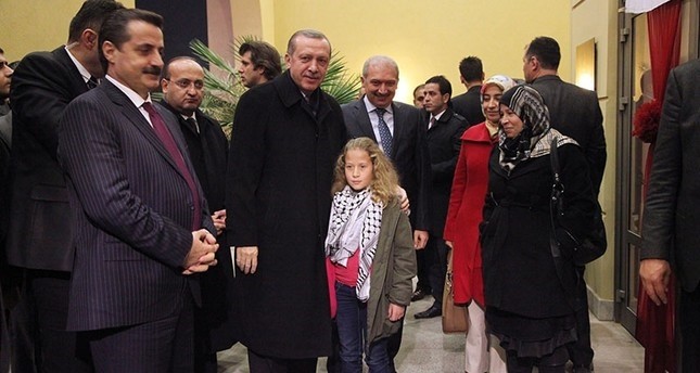 صورة أرشيفية للطفلة عهد التميمي مع رئيس الوزراء آنذاك رجب طيب أردوغان في ولاية شانلي أورفا جنوب شرقي تركيا 31 ديسمبر 2012 وكالة الإخلاص للأنباء