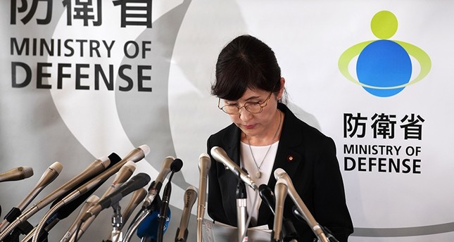 وزيرة الدفاع اليابانية أثناء إعلانها استقالتها الفرنسية