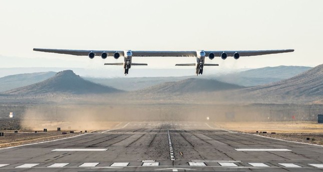 The world's largest airplane, built by the late Paul Allen's company Stratolaunch Systems, makes its first test flight in Mojave, California, U.S. April 12, 2019. (AFP Photo)