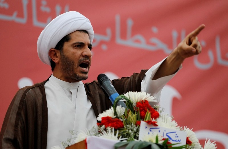 Sheikh Ali Salman, head of Bahrain's largest Shi'ite opposition group Wefaq, speaks to gathering of tens of thousands in the village of Diraz, West of Manama, Bahrain, July 1, 2011. (Reuters Photo)