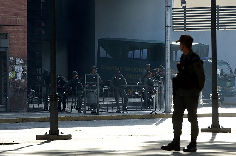 Members of the National Guard are seen outside the Public Prosecutor's office in Caracas on August 5, 2017 (AFP Photo)