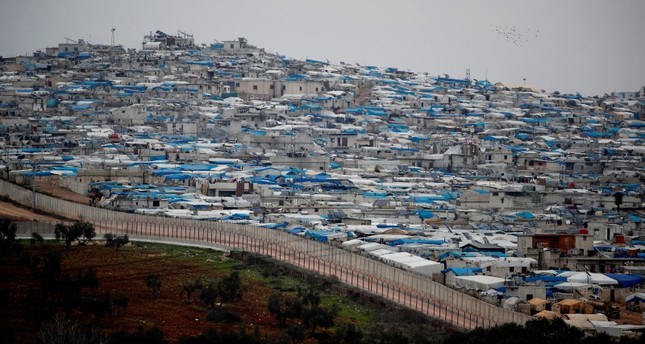 مخيمات اللاجئين السوريين هرباً من قصف النظام على الحدود التركية رويترز