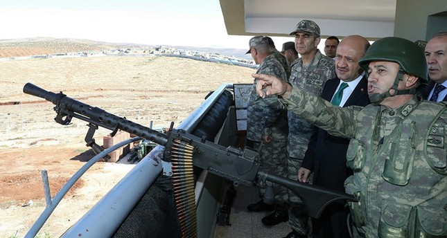 وزير الدفاع التركي يجري زيارة تفقدية لقوات بلاده على الحدود مع سوريا