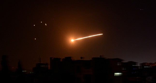 القصف الإسرائيلي كما بدا في سماء دمشق رويترز