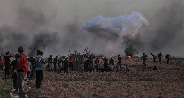 عشرات الشبان الفلسطينيين يتظاهرون لليوم العاشر على التوالي قرب السياج الفاصل بين قطاع غزة وإسرائيل، 26-9-2023 صورة: الأناضول