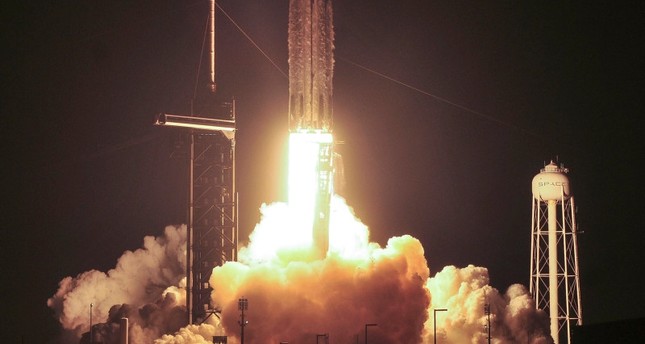 لطائرة الفضائية على متن صاروخ فالكون هيفي التابع لشركة سبيس إكس من مركز كينيدي AP