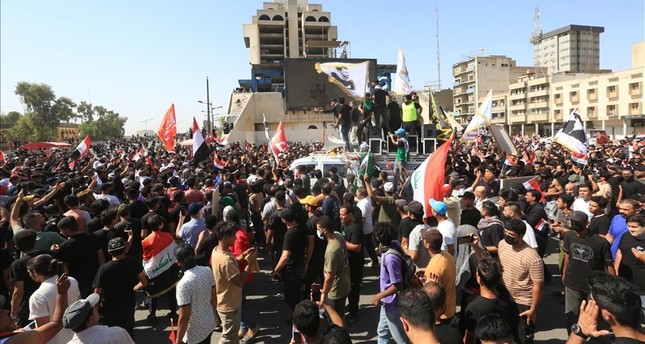 مئات العراقيين يتظاهرون في الذكرى الثالثة للحراك الشعبي