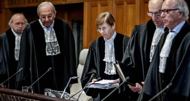 قضاة في محكمة العدل الدولية يشغلون مقاعدهم قبل جلسة الاستماع في قضية الإبادة الجماعية ضد إسرائيل، التي رفعتها جنوب إفريقيا، في لاهاي، هولندا 11-1-2024 صورة: AFP