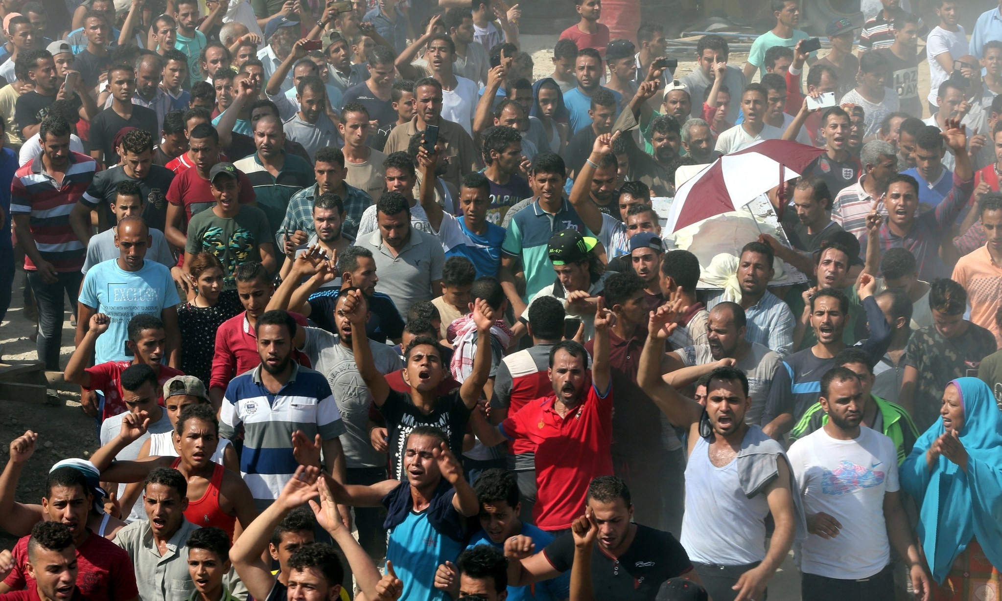  Egyptians carry the body of a person who died during clashes at al-Warraq Island, Giza, Egypt, 16 JuLy 2017. (EPA Photo)