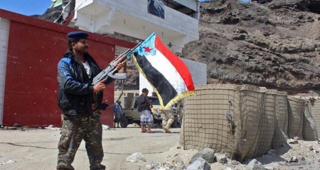 قوات مدعومة إماراتيا تعتقل قياديين تدعمهما السعودية في عدن اليمنية