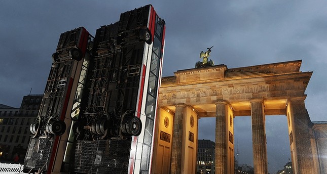 Resultat d'imatges de bus barricade germany