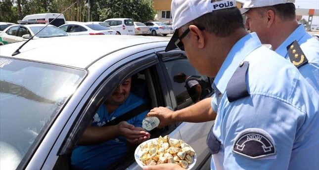 شرطة المرور التركية توزع الحلوى في الشوارع بمناسبة عيد الأضحى