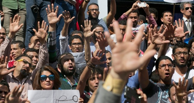 صورة أرشيفية لمظاهرات مصرية رافضة التنازل عن جزيرتي تيران وصنافير