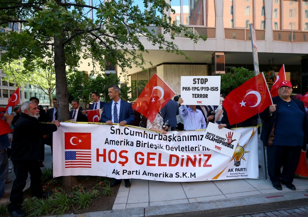 Turkish people holding banners to welcome President Erdou011fan and the Turkish delegation, who arrived in Washington to meet with the Trump  administration to discuss the damaged Turkish-U.S. relations.