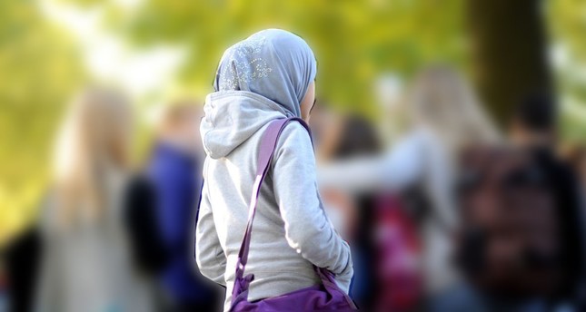 معلم أمريكي يخلع حجاب طفلة عربية في مدرسة بنيويورك