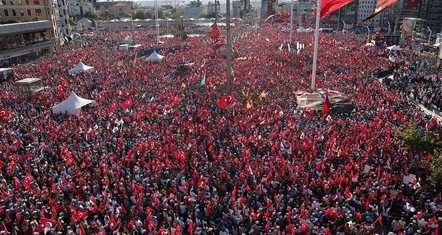 CHPs Demokratie-Feier bringt Parteien auf Istanbuls Taksim-Platz zusammen