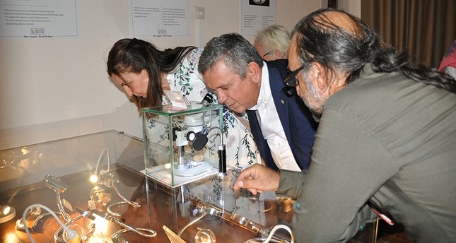 افتتاح معرض فني في تركيا مقتنياته لا ترى بالعين المجردة
