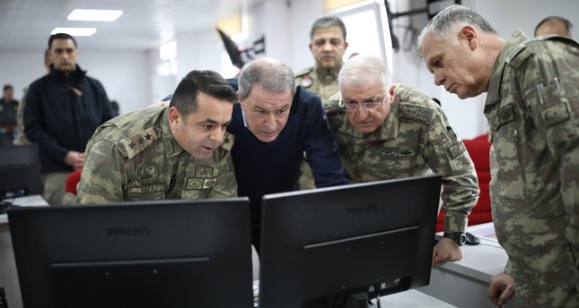 وزير الدفاع ورئيس الأركان التركيان يتفقدان الوحدات العسكرية على الحدود السورية