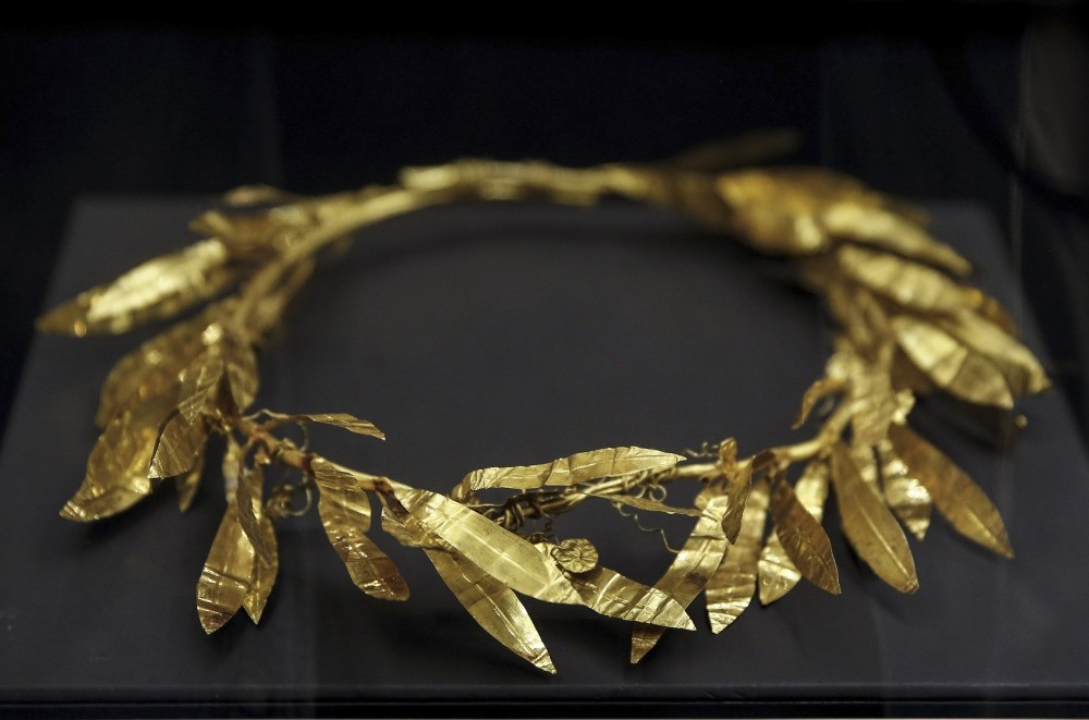 The Golden Crown, from the Carians period 2,400 years ago, was an item that was left in the grave of a rich person in ancient times.