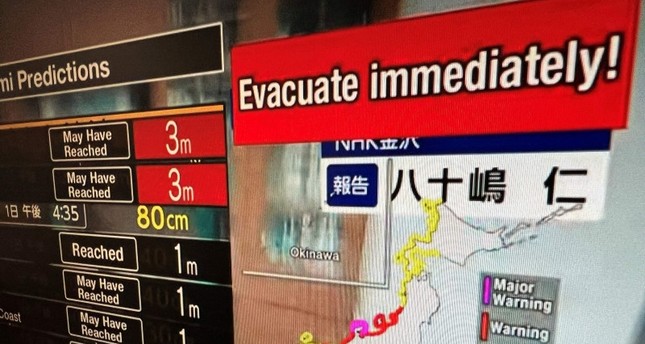 رسالة تحذيرية على شاشة من البث المباشر على قناة NHK World تطلب من الناس الإخلاء من المنطقة بعد سلسلة من الزلازل الكبرى التي ضربت وسط اليابان. الأول من يناير/كانون الثاني الفرنسية