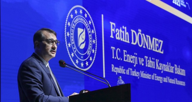 وزير الطاقة والموارد الطبيعية التركي فاتح دونماز متحدثا في القمة 11للطاقة في تركيا، أنطاليا الأناضول