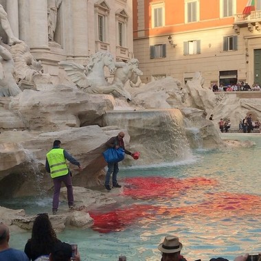  Still image taken from a video obtained from social media shows a man pouring dye into the Trevi Fountain in Rome, Italy, October 26, 2017. (REUTERS Photo)