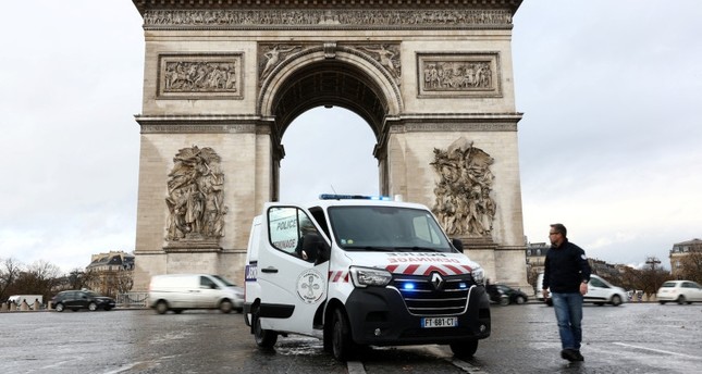 سيارة شرطة أمام قوس النصر في باريس رويترز