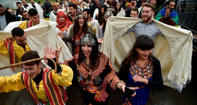 Cezayir Berberileri, 12 Ocak 2018'de başkent Cezayir'in doğusundaki Tizi-Ouzou'nun güneyindeki Ath Mendes'te Yennayer Yeni Yılı'nı kutluyor. (AFP Fotoğrafı)