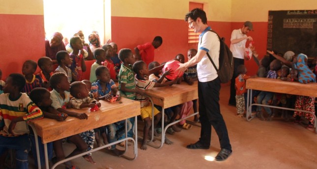 طلاب أتراك متطوعون يقدمون هدايا لتلاميذ مدرسة بالنيجر