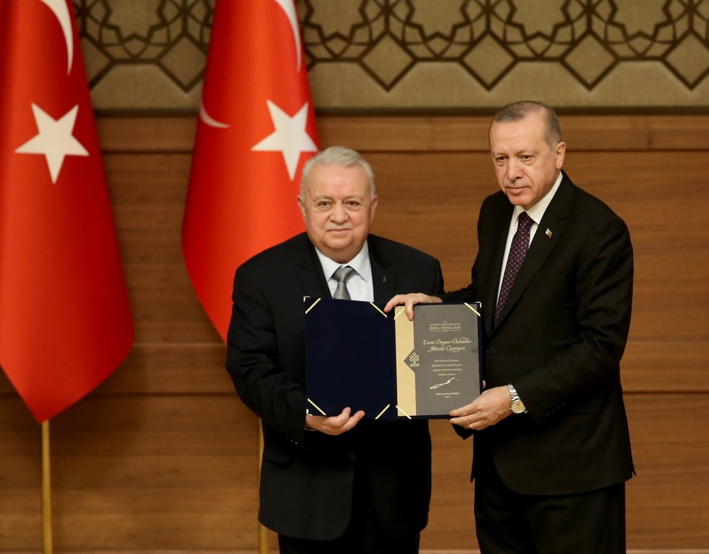 President Recep Tayyip Erdou011fan presented a Culture and Tourism Ministry award to Amir Ateu015f, head of the u00dcsku00fcdar Music Society, at a ceremony in Ankara yesterday.
