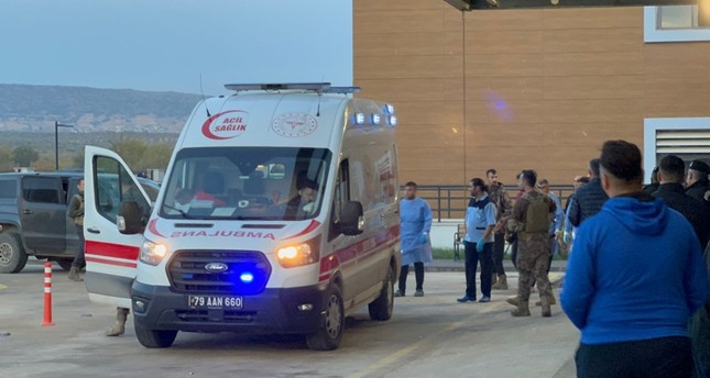 وزارة الداخلية التركية تعلن إصابة 8 من عناصر الأمن إثر هجوم براجمات صواريخ استهدف منطقة معبر أونجوبنار الحدودي مع سوريا جنوبي تركيا الأناضول