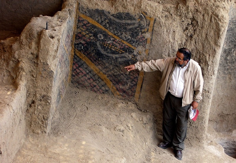 This handout file photo taken and released by Peruvian national news service Andina on Nov. 10, 2007 shows Peruvian archaeologist Walter Alva pointing what is supposed to be the most ancient mural painting in America (AFP Photo)