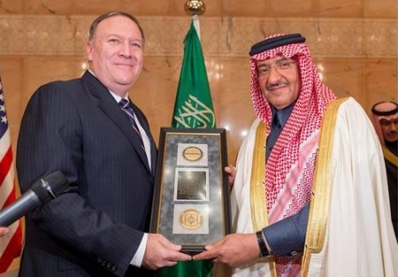 CIA Director Pompeo hands the “George Tenet Medal” to Saudi Crown Prince Mohammed. (Credit: SPA)