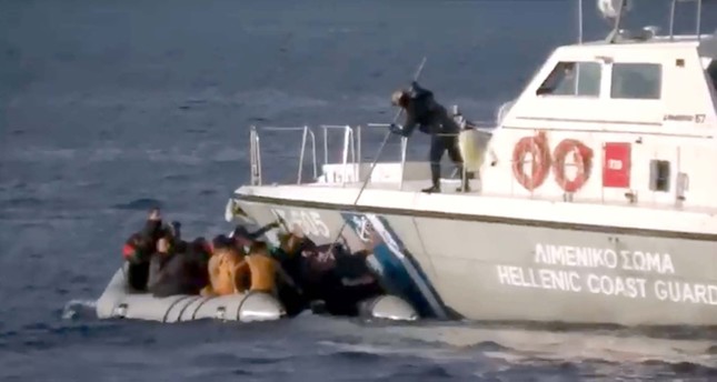 لقطة من فيديو لعنصر في الشرطة اليونانية يجبر اللاجئين على الابتعاد عن قارب النجاة DHA