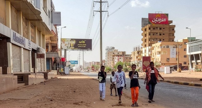 أطفال يمشون على جانب شارع في جنوب الخرطوم، السودان. 4 يونيو 2023 الفرنسية