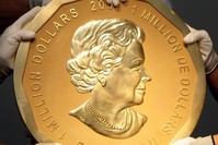 A giant gold coin bearing the Queenu2019s image and worth $4m was stolen from the Bode Museum in Germany last March.