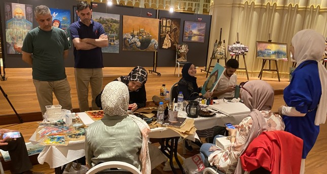 ورشة رسم ومعرض فني ضمن فعاليات ملتقى الفن التركي العربي في صالة الثقافة بمسجد تقسيم بإسطنبول صورة: بيت الفن التركي العربي