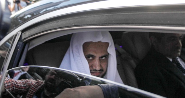 النائب العام السعودي سعود المعجب عقب خروجه من مقر القنصلية السعودية بإسطنبول EPA