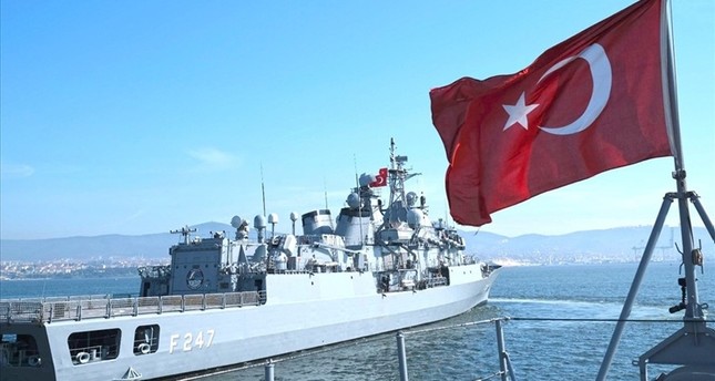 قارب يوناني يحاول استفزاز  سفينة تركية حربية في المياه الدولية ببحر إيجه