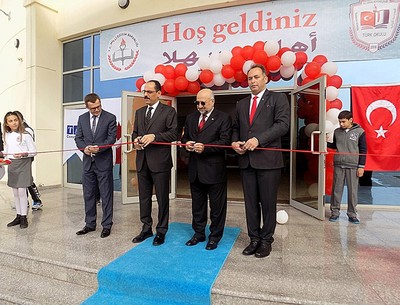 Presidential Spokesman İbrahim Kalın (3rd from right) inaugurates the Turkish school in Doha.