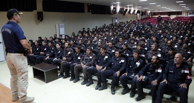 عناصر الشرطة السورية في حفل التخريج في أكاديمية الشرطة التركية