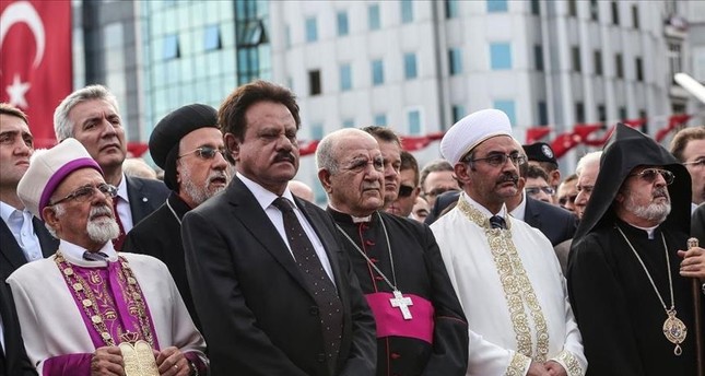 ممثلون عن الأديان السماوية وقنصليات باسطنبول يوقعون إعلان الديمقراطية