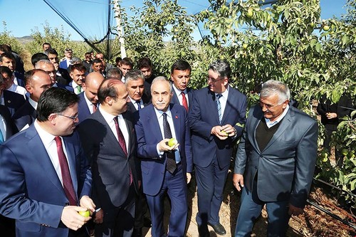 Food, Agriculture and Livestock Minister Ahmet Eşref Fakıbaba (3rd from L) visits the village's garden.