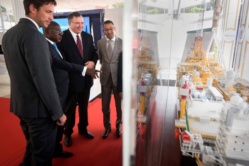 (L/R) Total Angola Manager Olivier Jouny, Angolan State Economy Minister Manuel Nunes Junior, Total CEO Patrick Pouyanne and State Resources Minister Diamantino Azevedo look at a model of Kaombo Norte platform in Luanda on Nov. 10, 2018. (AFP Photo)